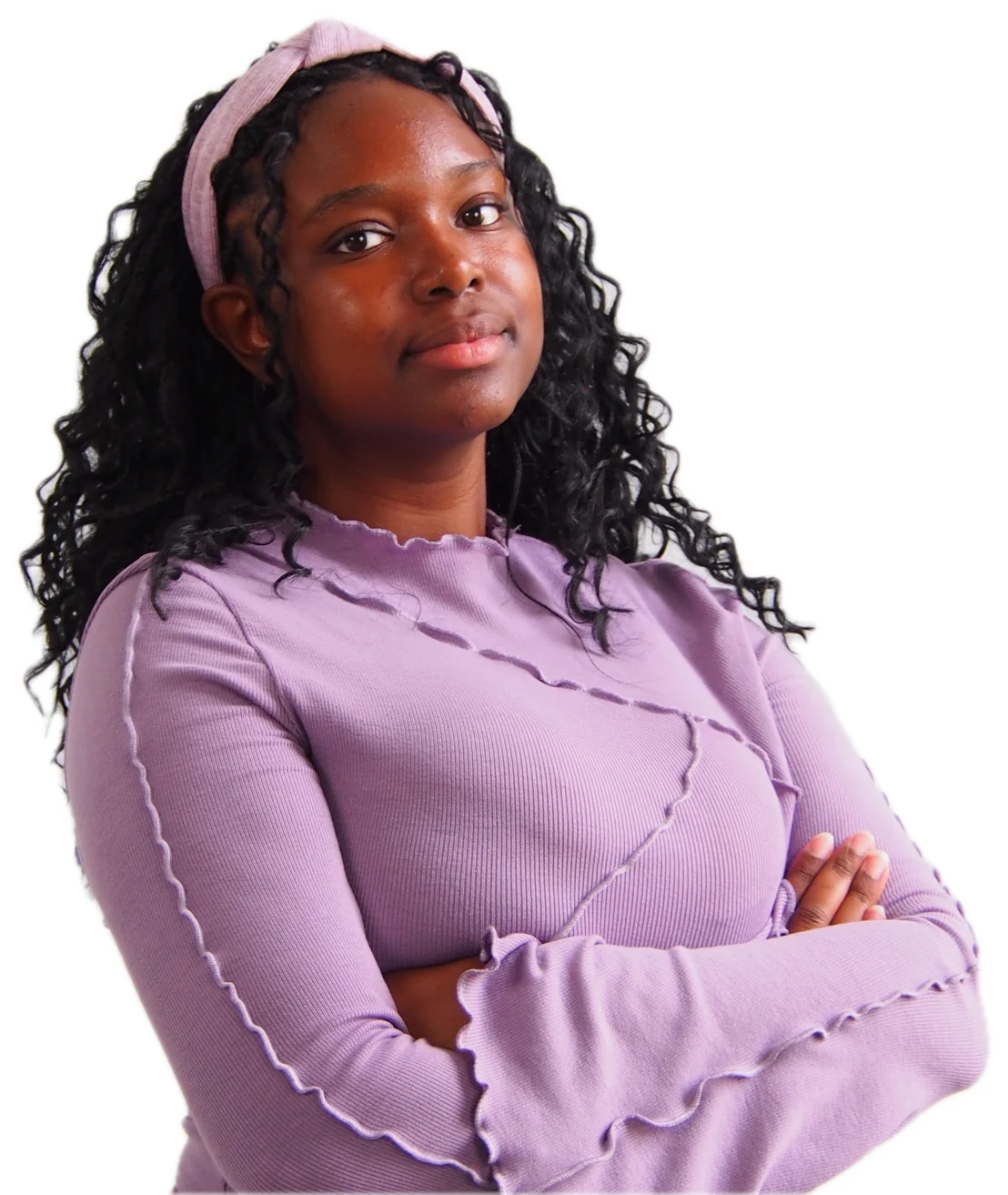 Portrait de Binta Kande en haut violet, les bras croisés