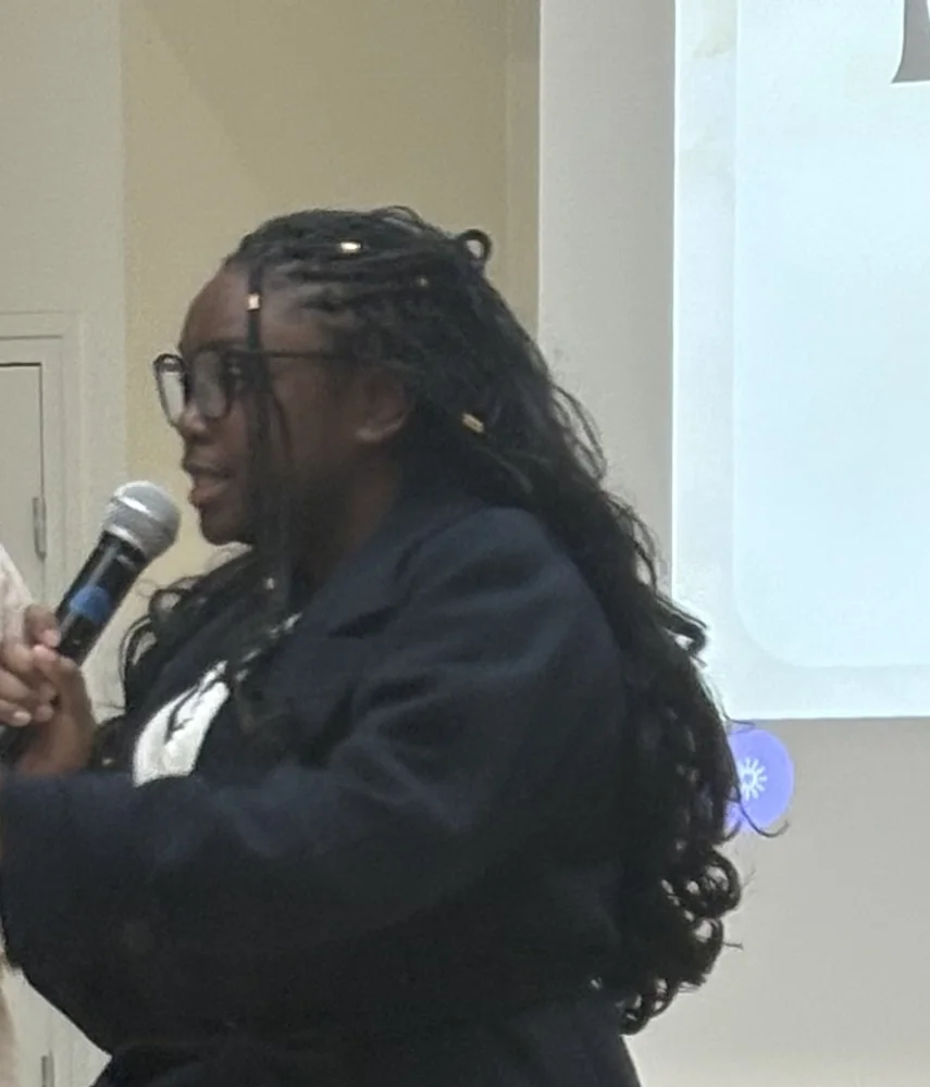 Binta Kande presenting a project with a microphone